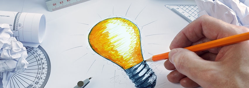 Projektowanie, ręka trzymająca ołówek, rysowanie żarówki